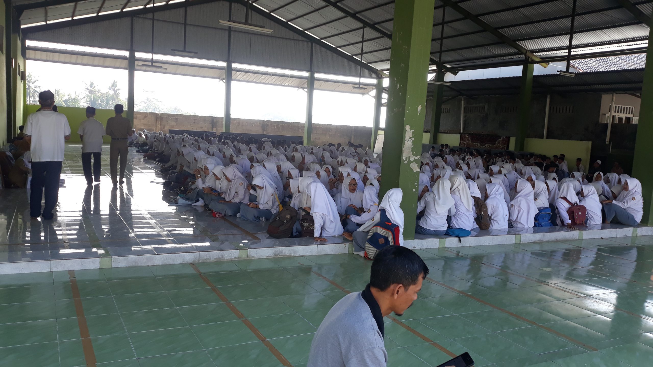 Pembagian surat kelulusan SMK MU Cirebon Pembagian surat kelulusan SMK MU Cirebon