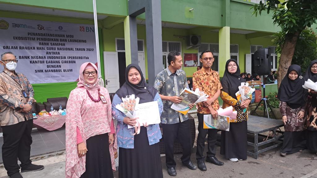 Perayaan Hari Guru di SMK Manba’ul Ulum Cirebon