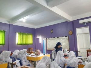 kegiatan responsi di laboratorium farmasi SMK Manbaul Ulum