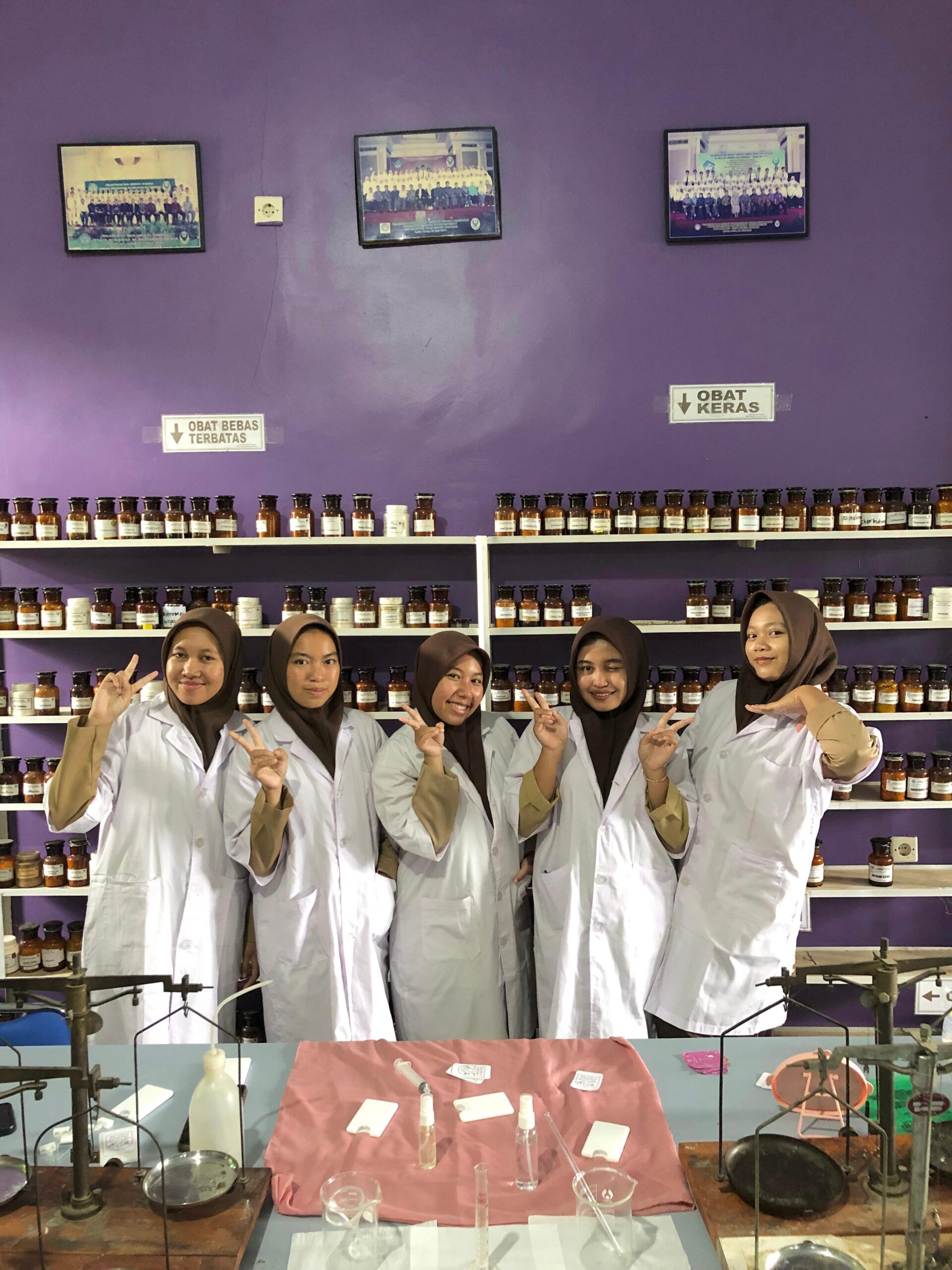 Produk Kreatif Kewirausahaan Praktek (PKKP) Membuat Sediaan Parfum!